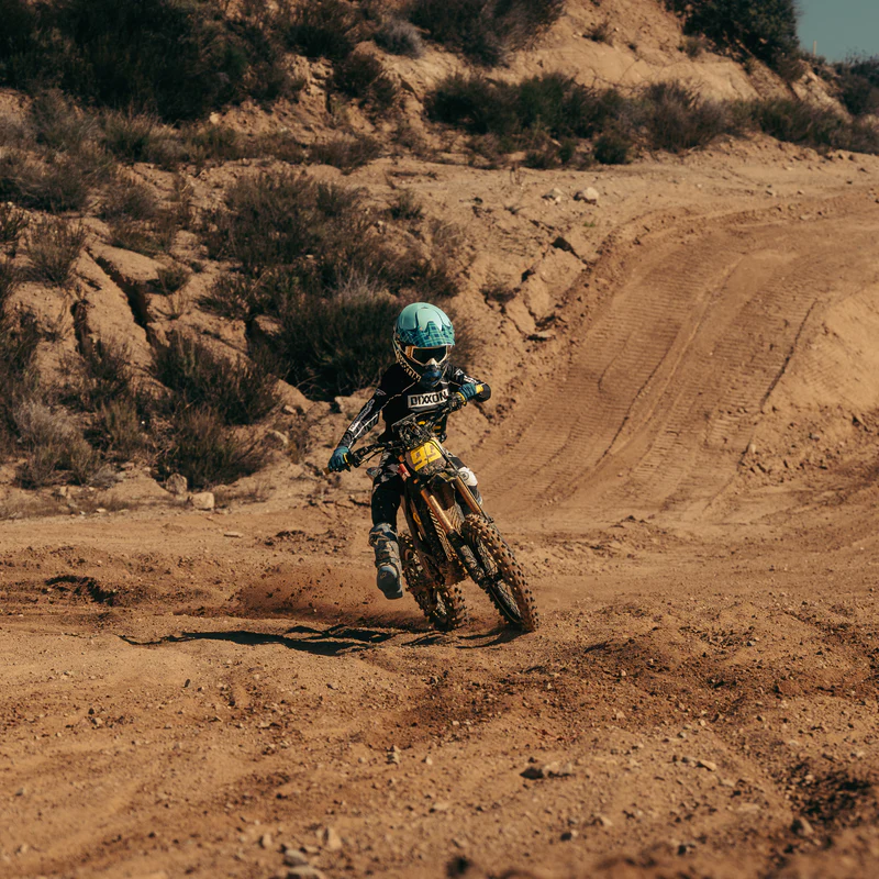 Moto eléctrica de motocross Arctic Leopard XF en pista off-road